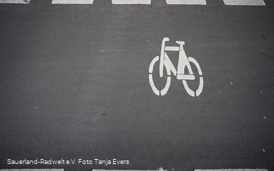 Fahrradpiktogram  auf Radweg