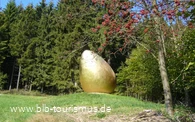 "Was war zuerst?" Das goldene Ei auf dem WaldSkulpturenWeg.