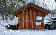 Eine Hütte am Skihang in Walpersdorf