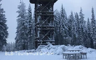 Turm der Ziegenhelle mit Sitzgruppe im Winter