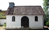 Das Nebengebäude des kleinen Ortskirche