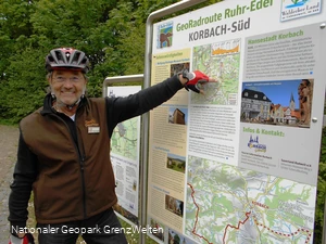 Geoparkführer zeigt Route der GeoRadroute Ruhr-Eder